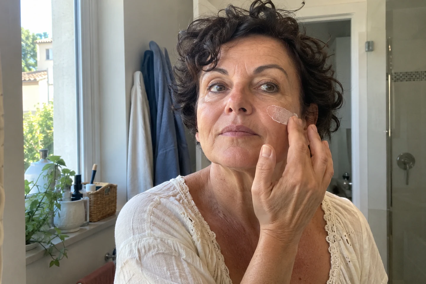 Application soigneuse d’une protection sur une joue en lumière naturelle