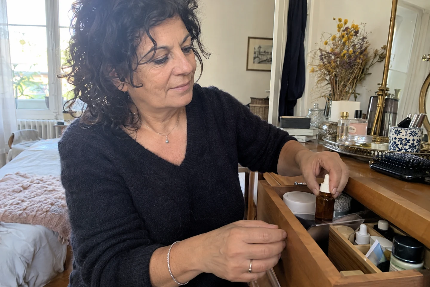 Un sérum est rangé dans un tiroir plutôt que sur le rebord d’une fenêtre