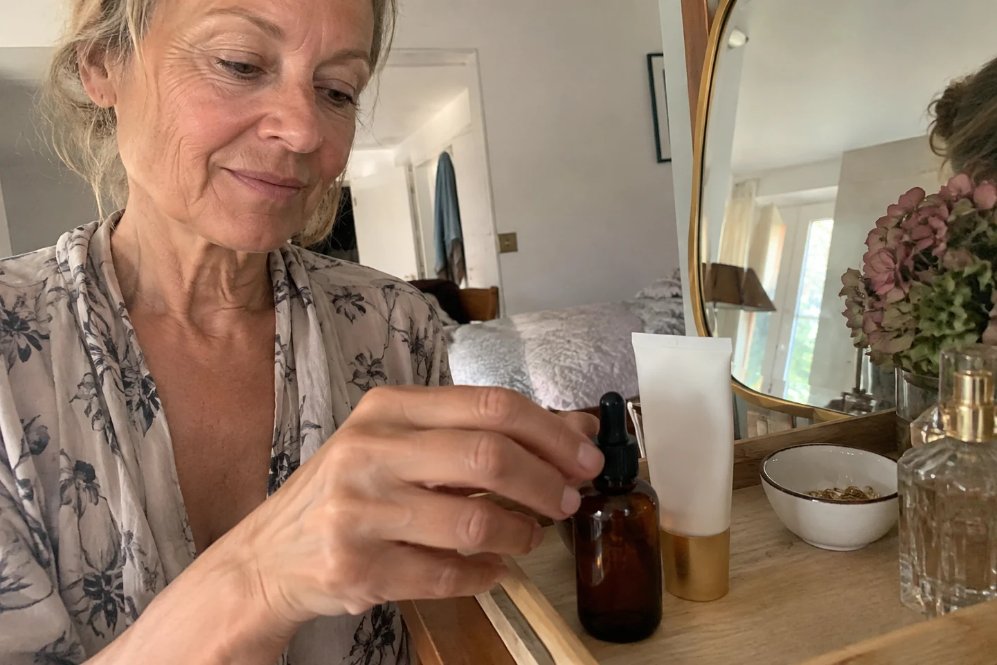 Un flacon de sérum parmi quelques soins du quotidien