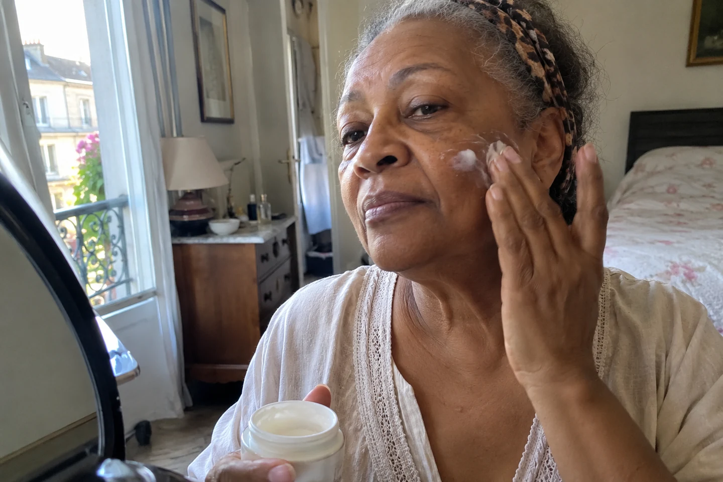 Application légère d’une crème sur une joue