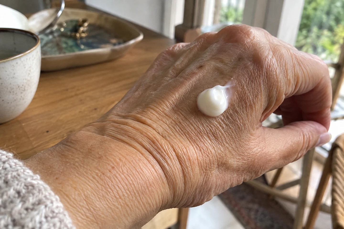 Une petite quantité de crème sur le dos d’une main