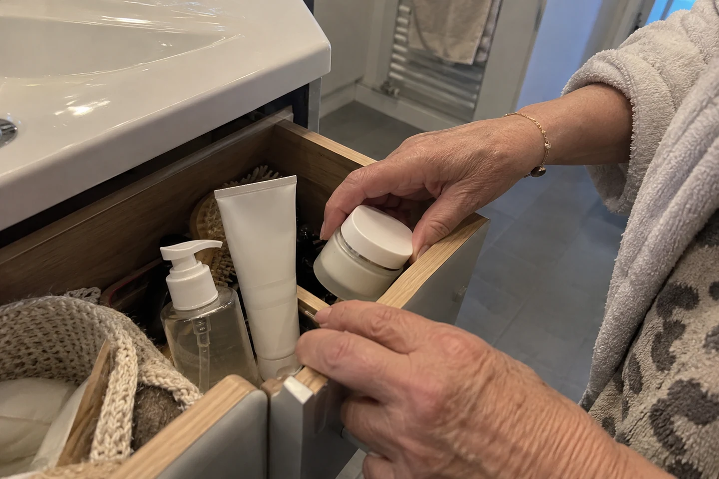 Quelques soins sont rangés dans un tiroir accessible
