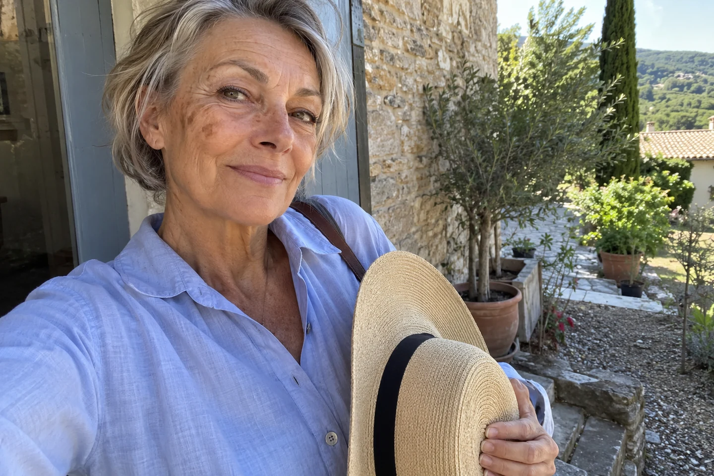 Un chapeau préparé avant une sortie dehors