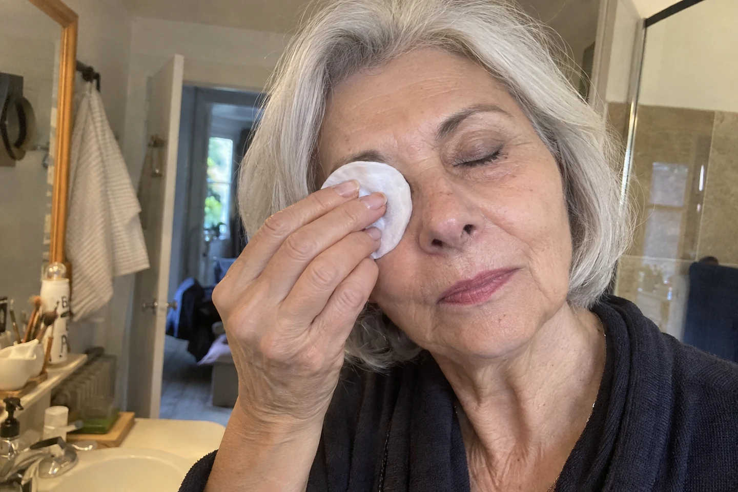 Un disque humide repose doucement sur une paupière fermée