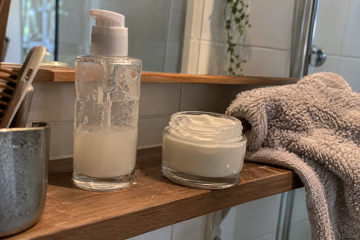 Nettoyant, crème et linge doux prêts pour la fin de routine