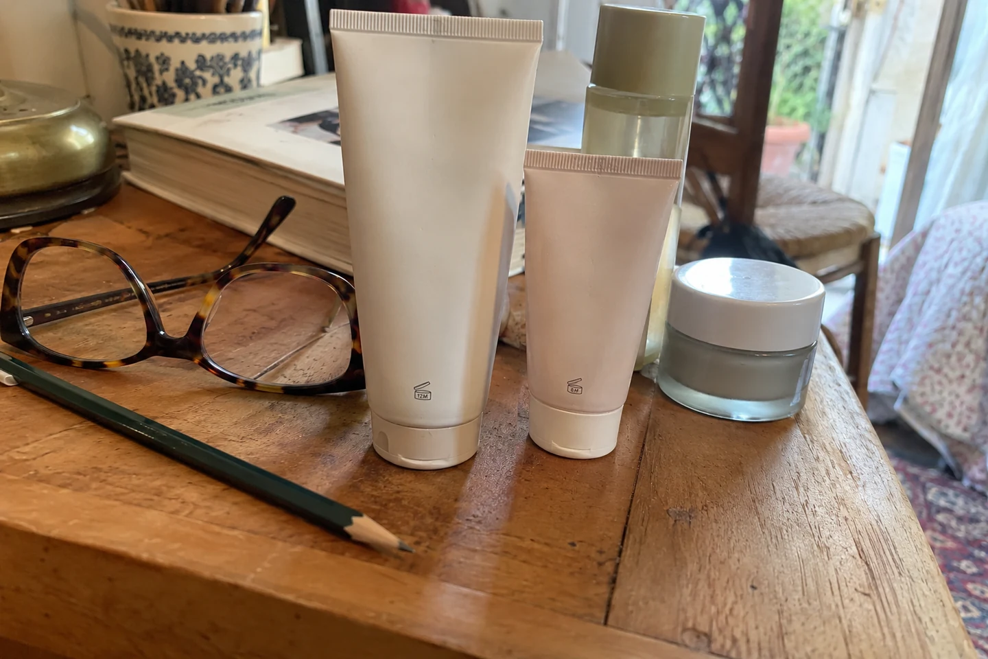 Tubes de cosmétiques et lunettes pour relire les informations