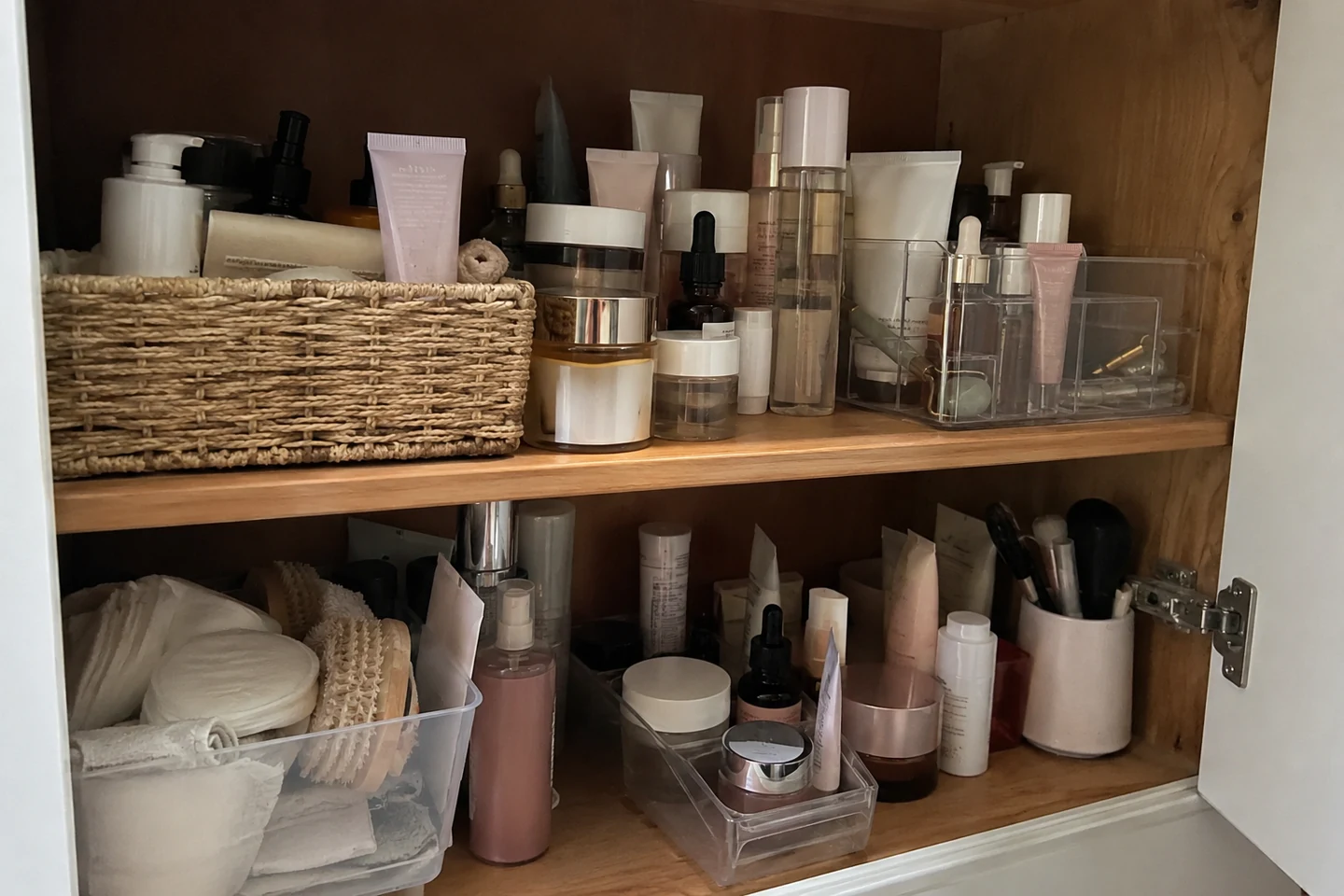 Produits regroupés dans un placard à l’abri de la lumière directe