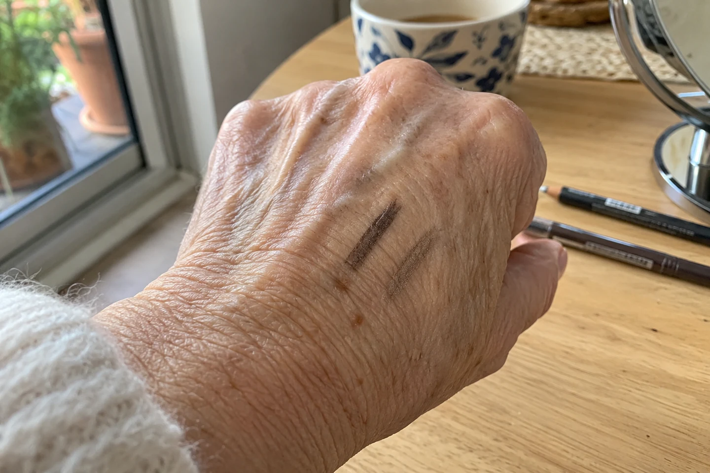 Deux nuances de crayon à sourcils essayées sur le dos d’une main