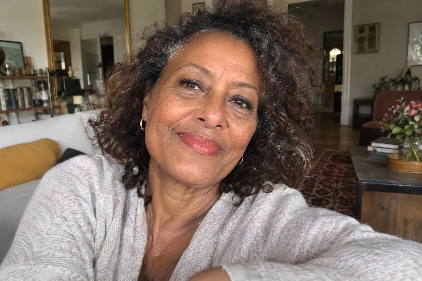 Une femme souriante porte une couleur douce sur les lèvres