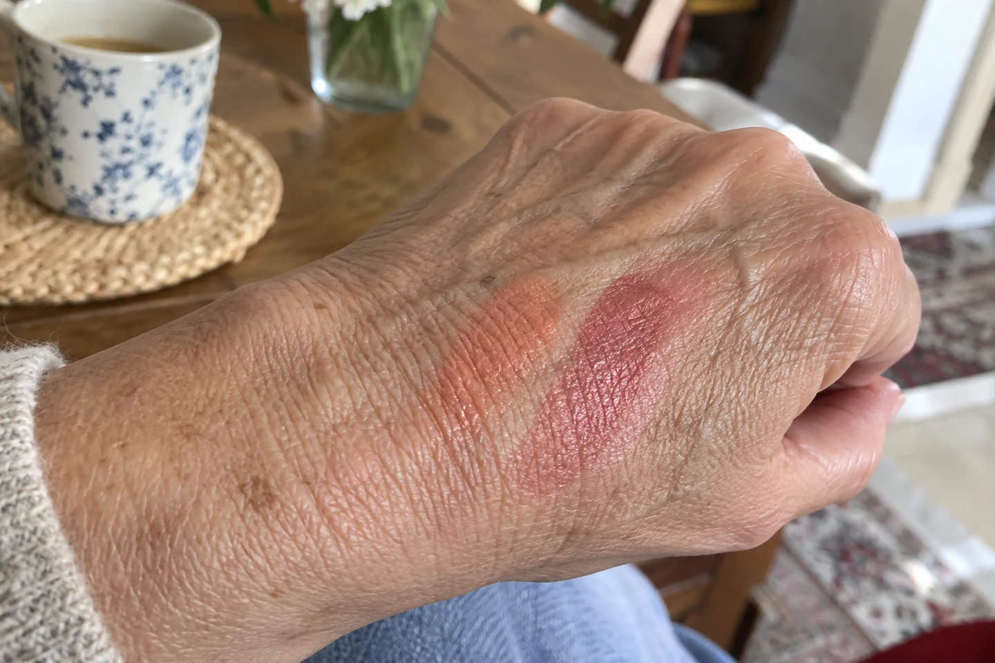 Deux nuances de blush essayées sur le dos d’une main