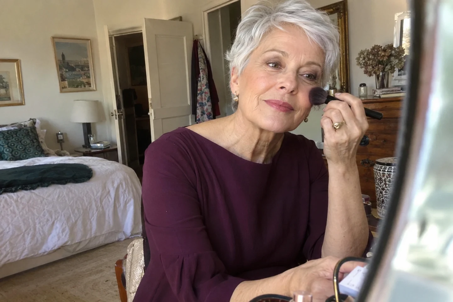 Une femme en robe prune essaie son maquillage devant un miroir