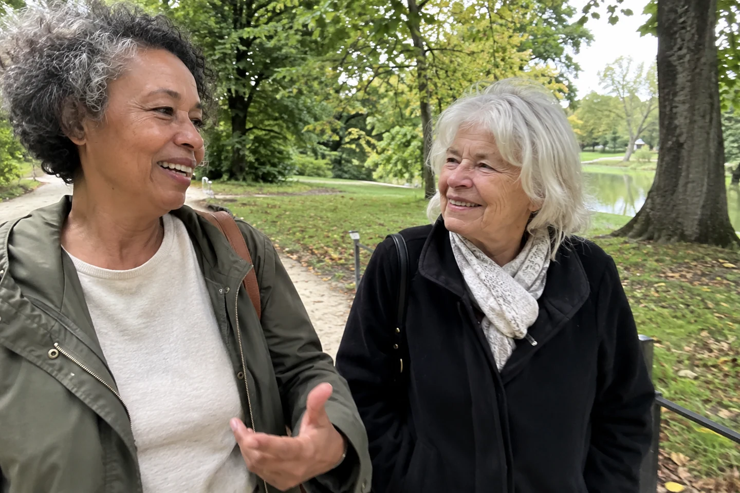 Deux femmes échangent pendant une promenade dans un parc