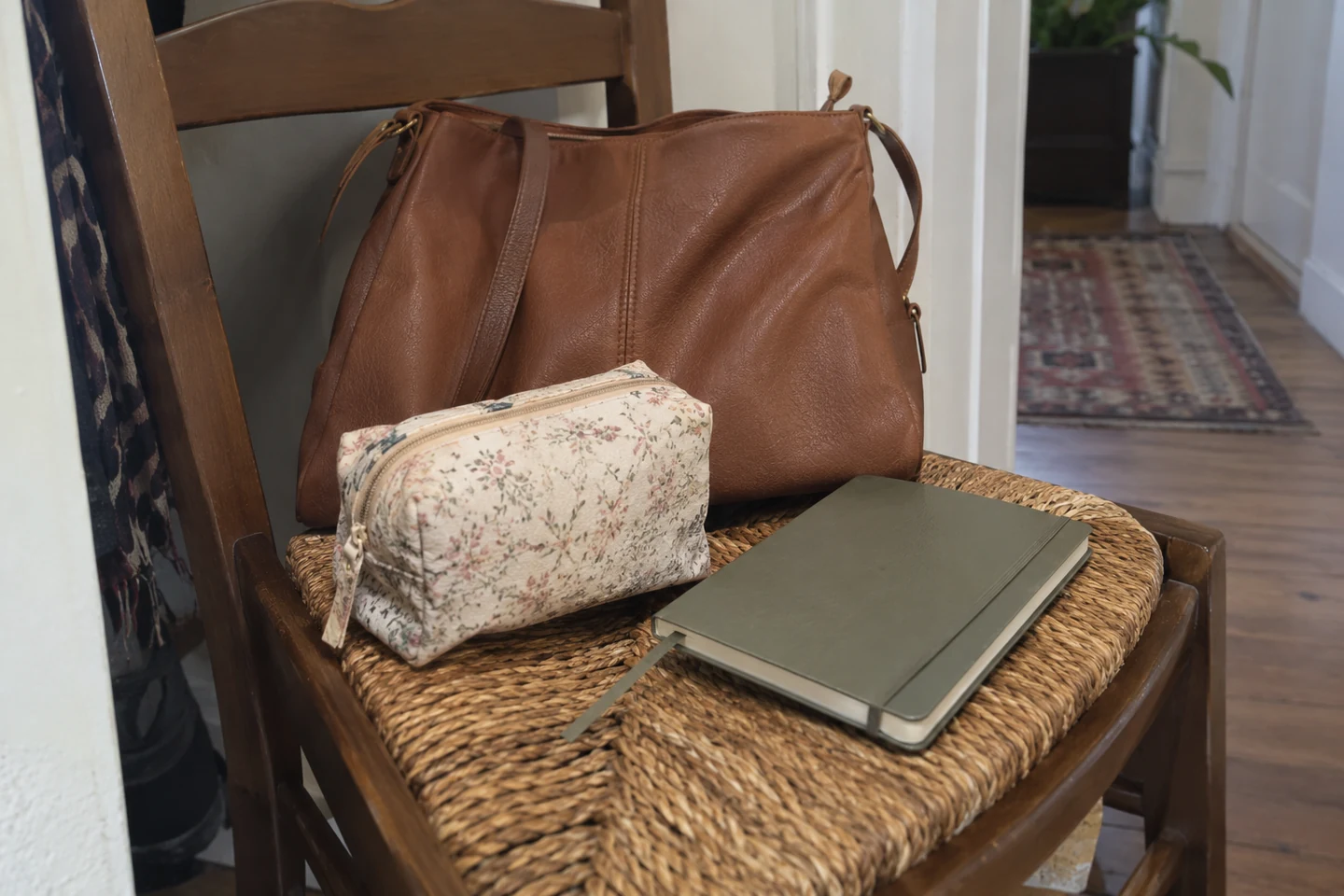 Un carnet et une petite trousse préparés près d’un sac pour un rendez-vous
