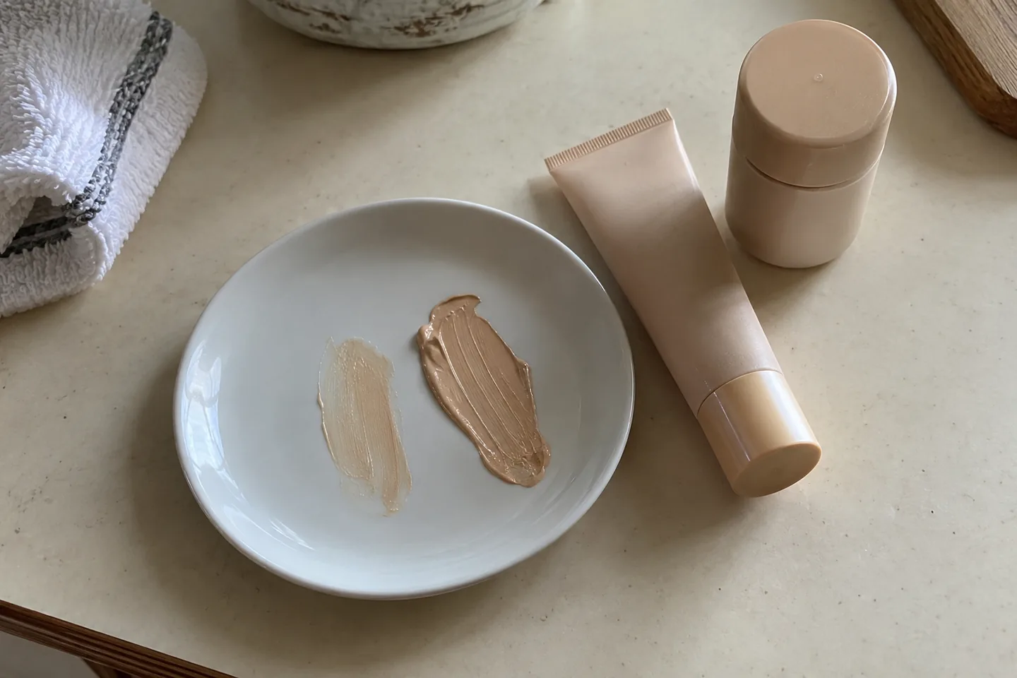 Deux petites touches de textures de teint sur une assiette blanche