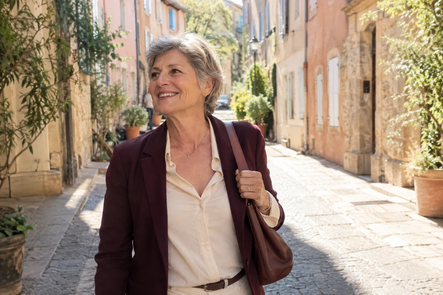 Femme de 60 ans confiante marchant dans une rue ensoleillée