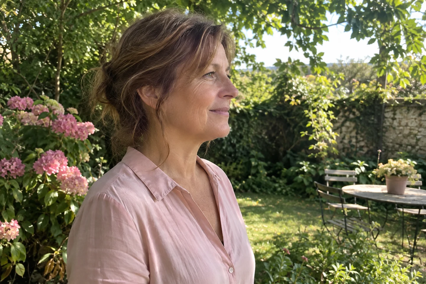 Femme mature redressant sa posture du cou en extérieur