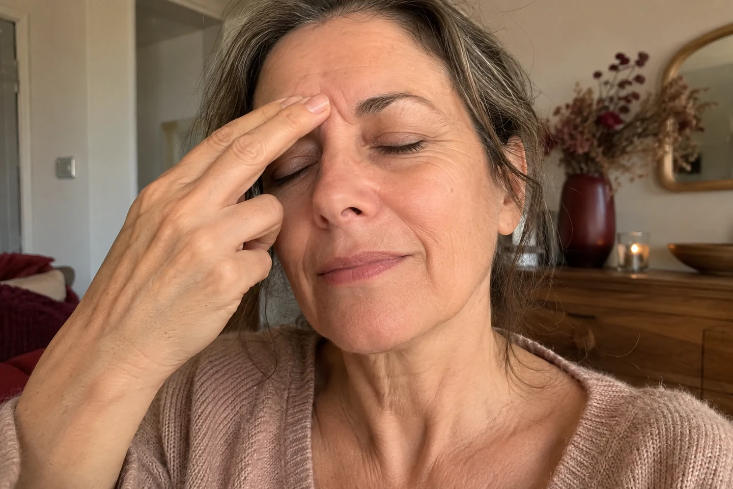 Lissage doux entre les sourcils avec un sérum