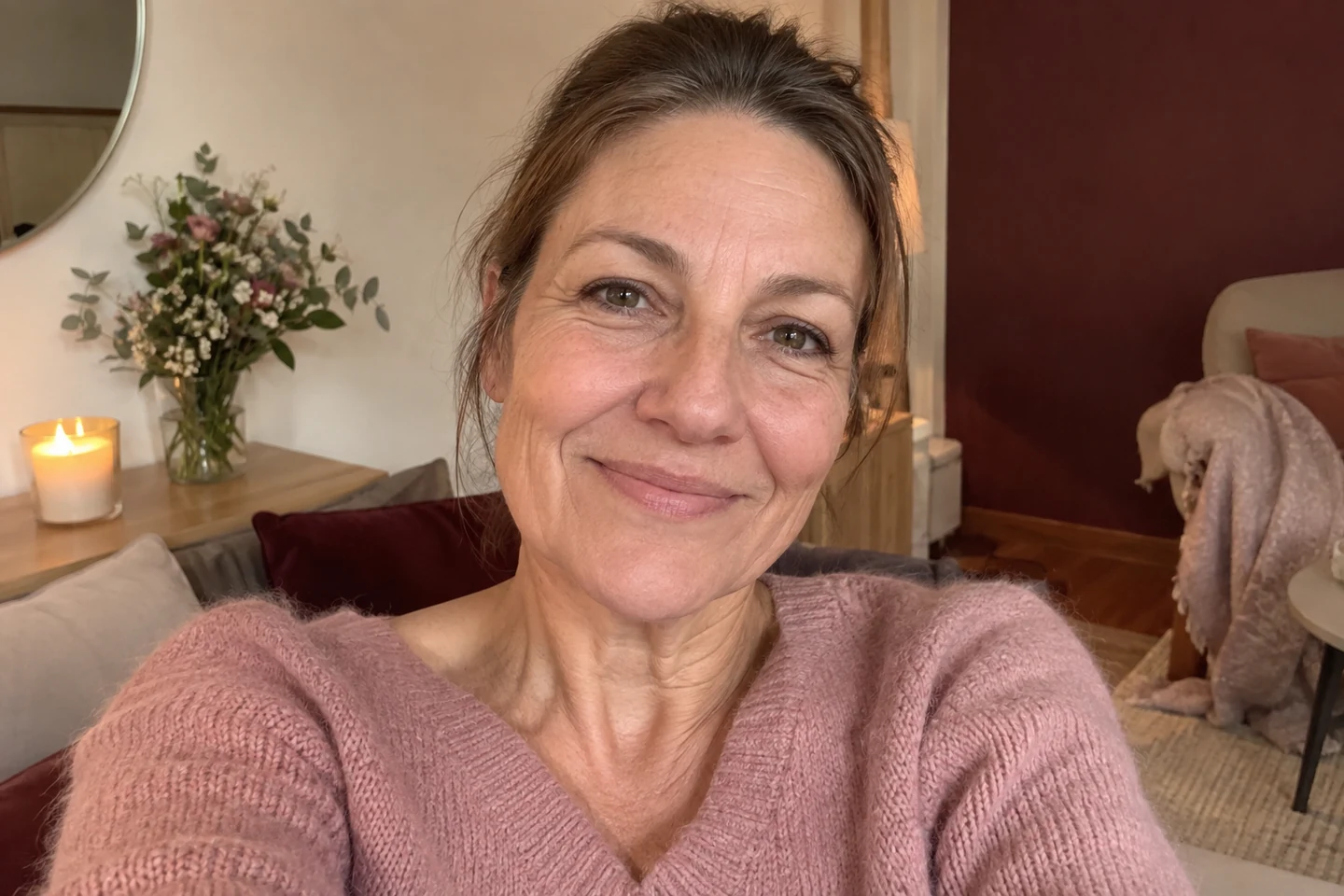 Femme de 52 ans souriante en gros plan naturel sur le front
