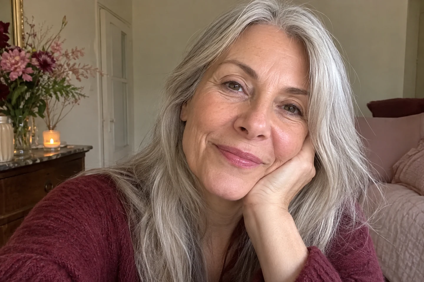 Maquillage léger et lumineux sur une femme de 58 ans