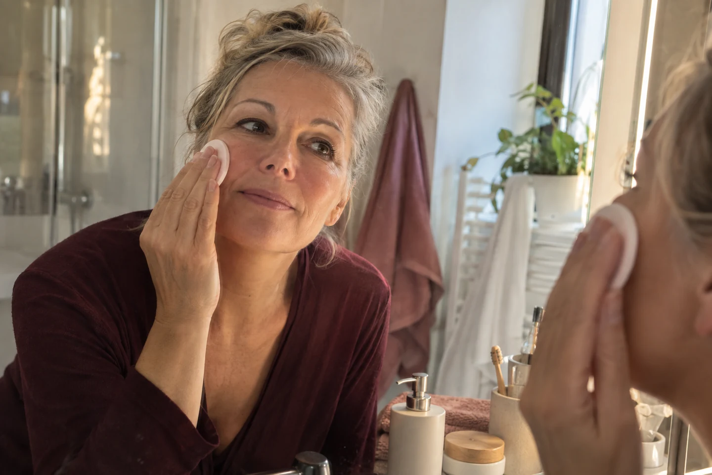 Nettoyage doux du visage le matin pour raviver l'éclat