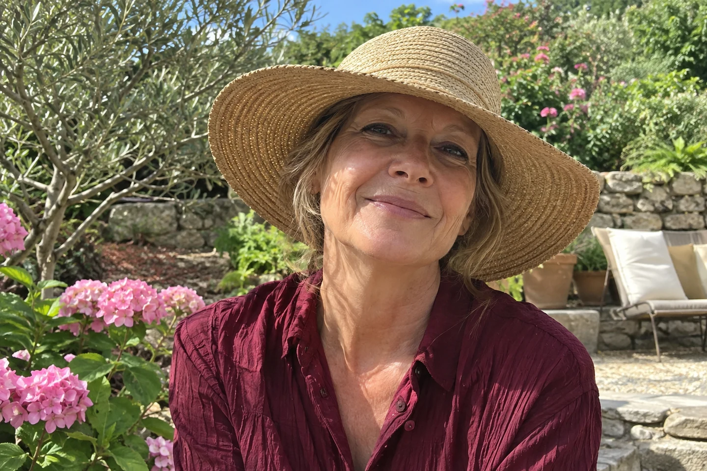 Femme mature portant un chapeau pour protéger son front du soleil