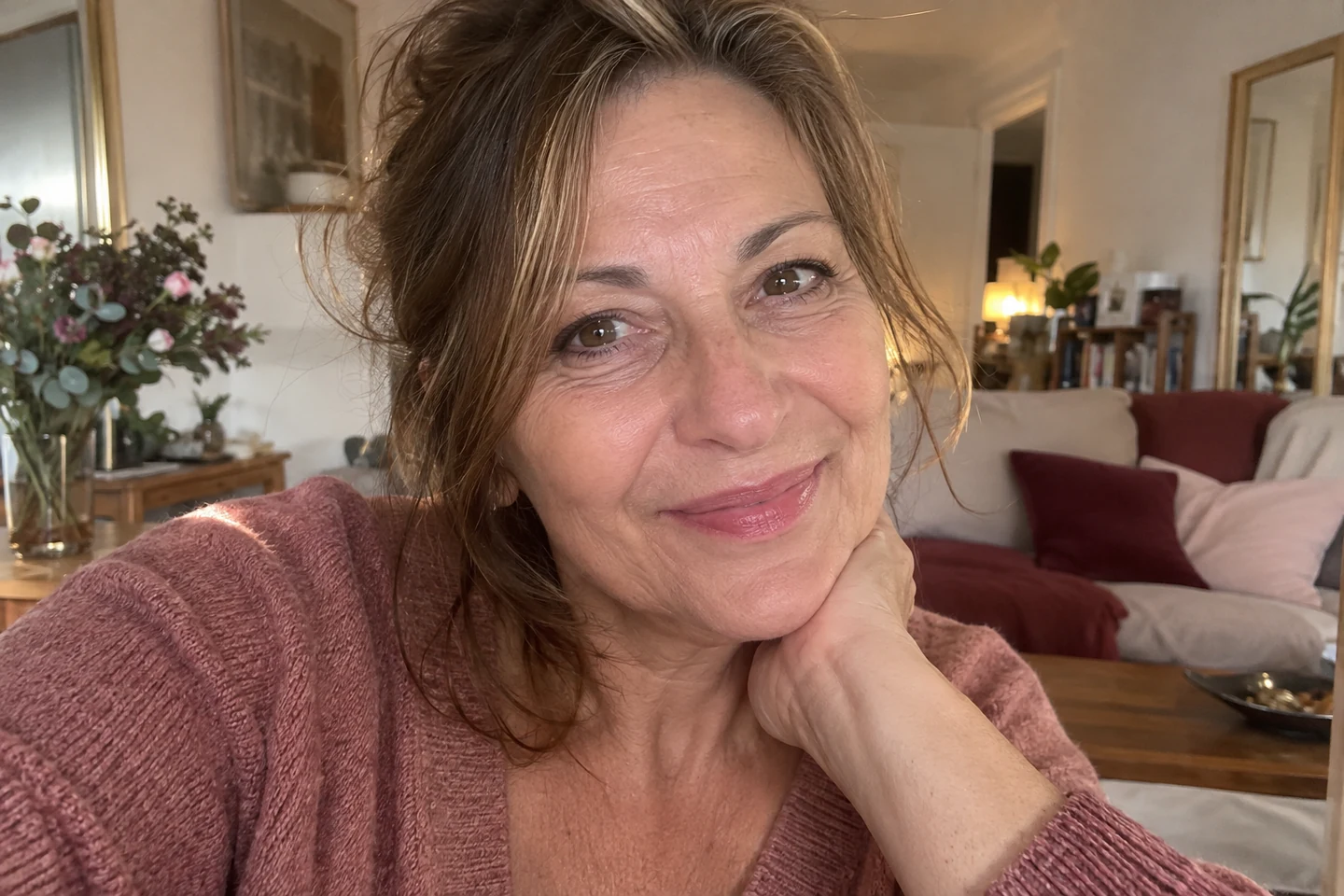 Regard d'une femme de 55 ans en lumière naturelle
