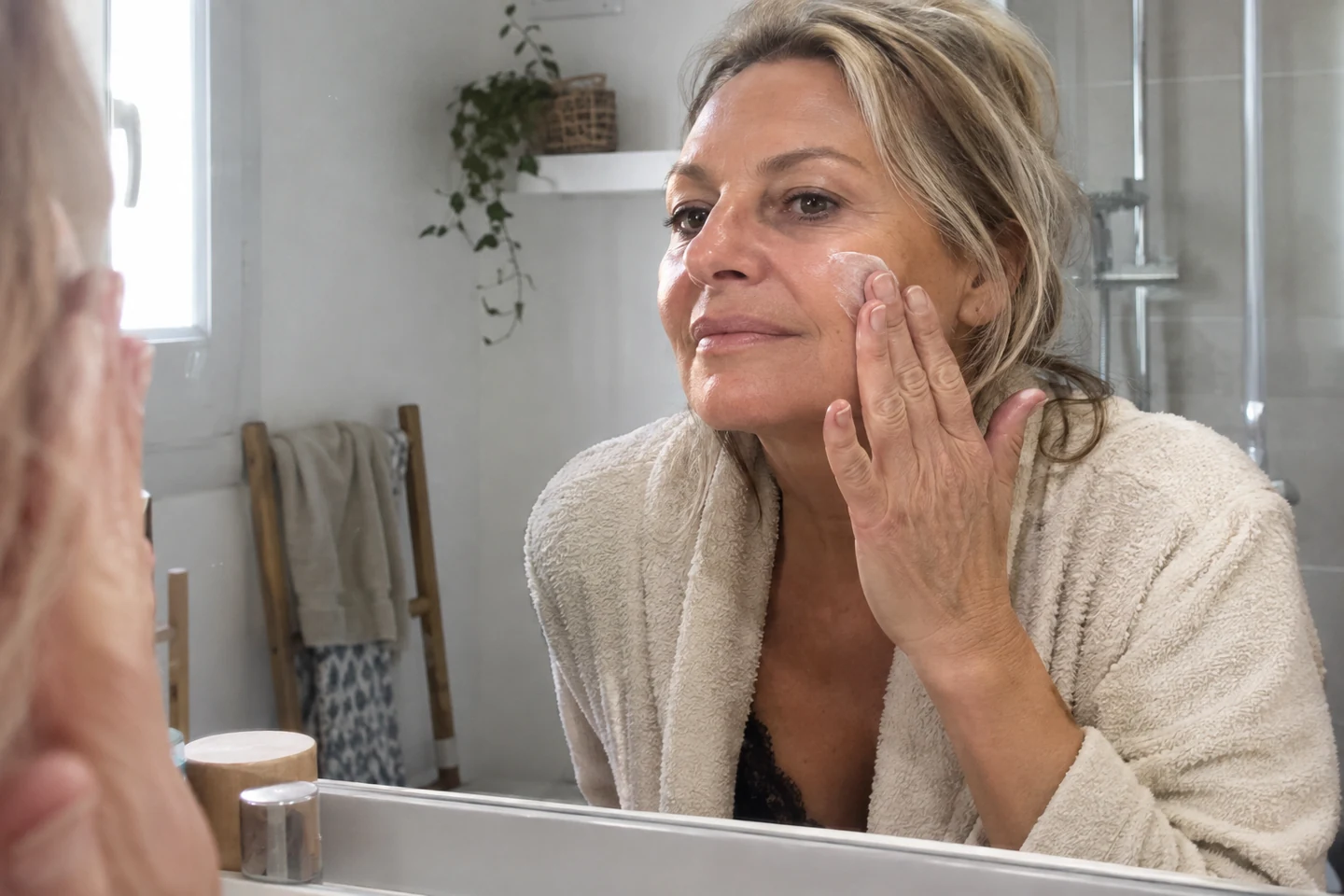 Application douce d’une crème sur une joue